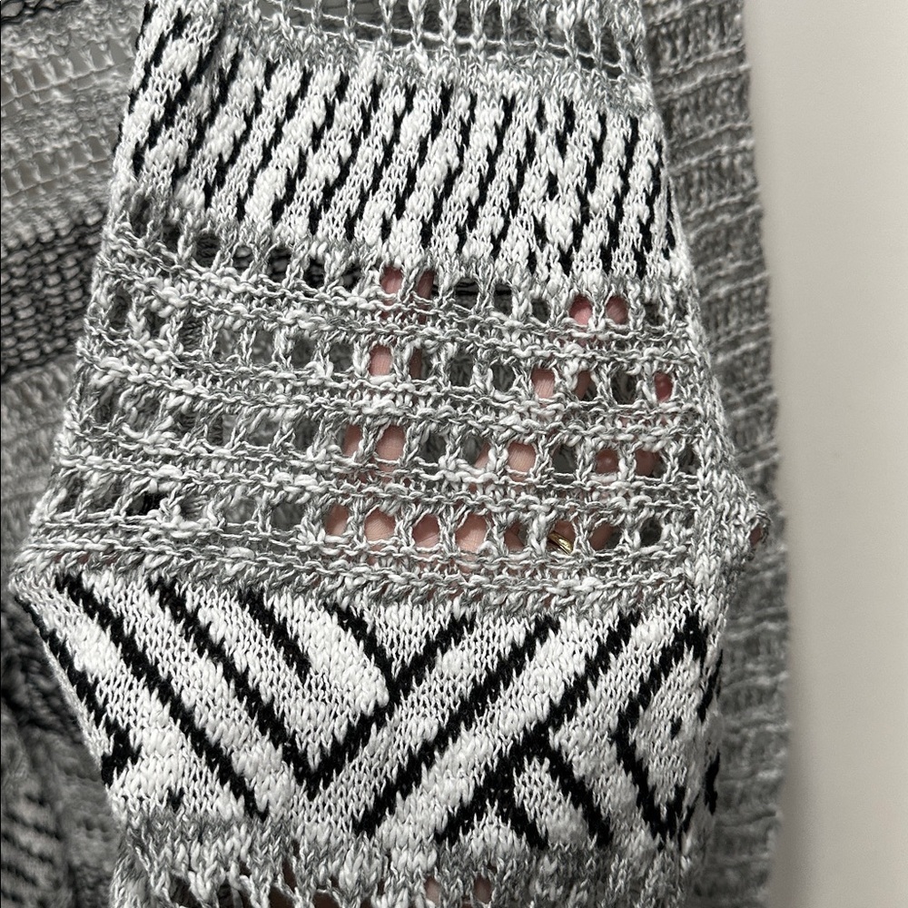 Gray Patterned Women's Sweater - Size Medium - image 3